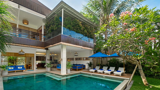 Villa Anjani Sembilan Schwimmbad 1