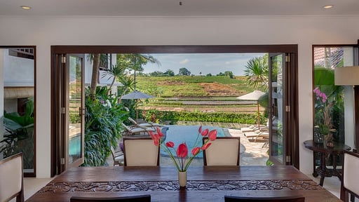 Villa Arza Dining area