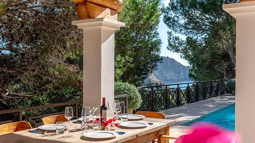 Villa Azure Dining area