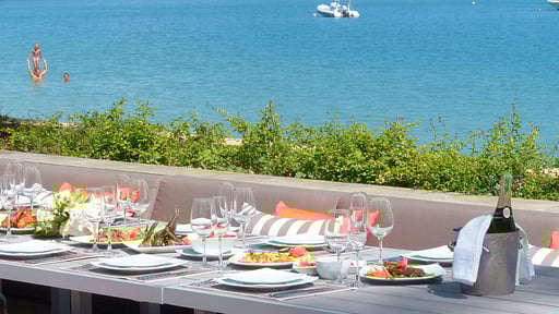 Villa Baan Amandeha Dining area