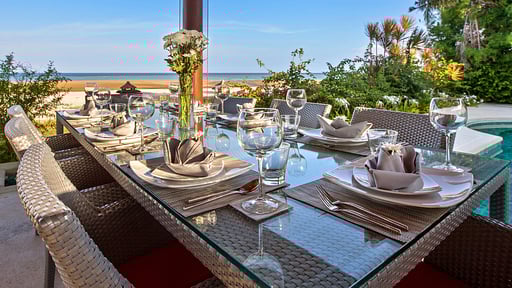 Villa Baan Flora Dining area