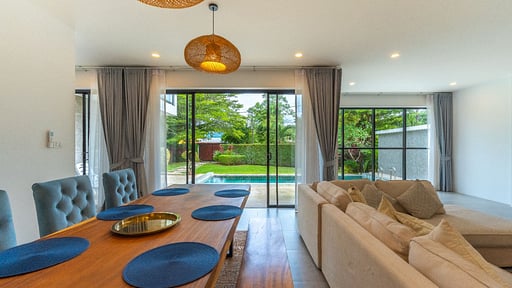 V212 Bandon Villa Dining area
