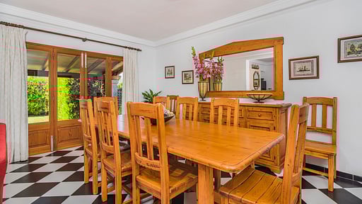 Villa Barrett Dining area