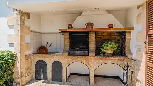 Villa Barrett BBQ equipment