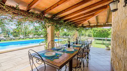 Villa Barrett Dining area