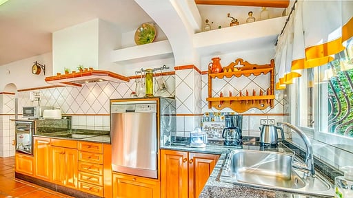 VILLA BELLOTA Kitchen