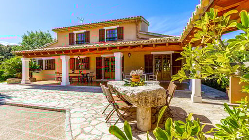 Villa Cadmium Dining area
