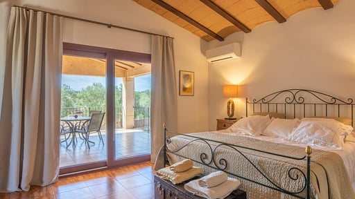 Villa Camarex Schlafzimmer 1