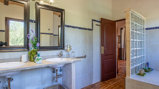 Villa Camarex Schlafzimmer 1