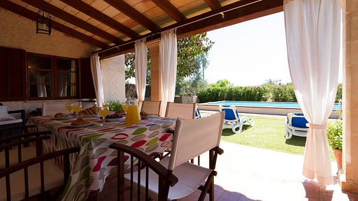 Villa Castleton Dining area