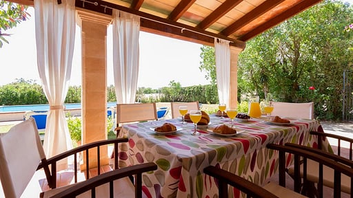 Villa Castleton Dining area
