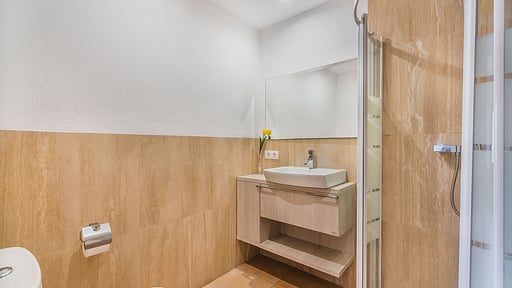 Villa Cedar Bedroom 1