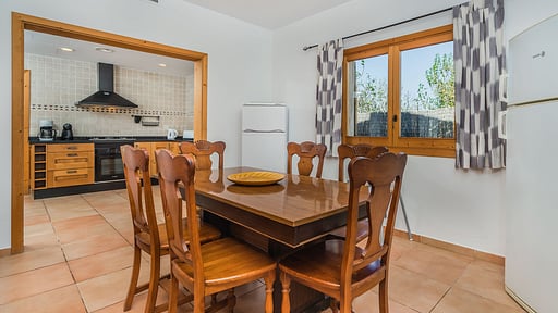 Villa Cedar Dining area 2