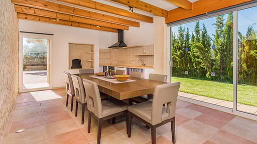 Villa Cedar Dining area 1