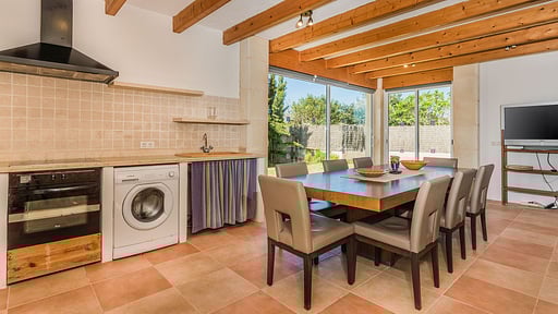 Villa Cedar Dining area 1