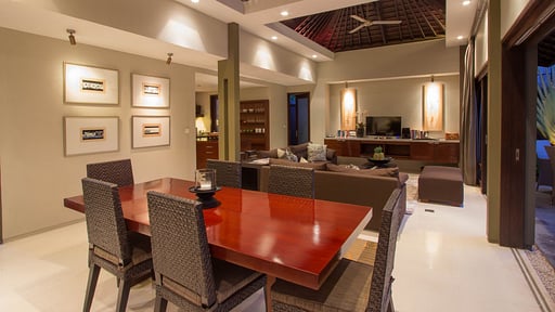 Villa Chimera Green Dining area