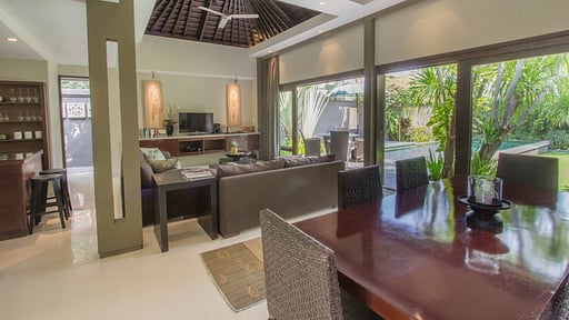 Villa Chimera Green Dining area