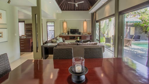 Villa Chimera Green Dining area