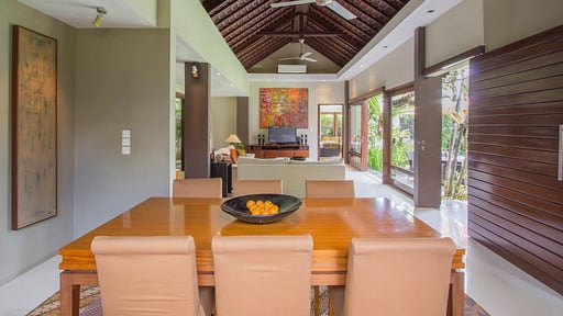 Villa Chimera Orange Dining area