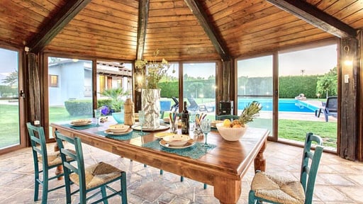 Villa Claire de Lune Dining area