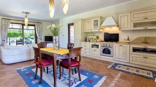 Villa Claire de Lune Dining area