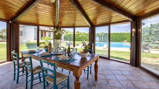 Villa Claire de Lune Dining area