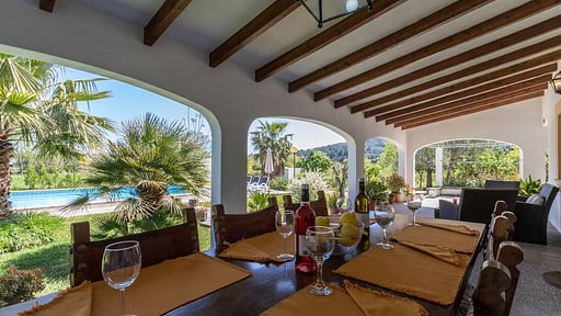 Villa Clos Dining area