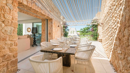 Villa Comte Dining area