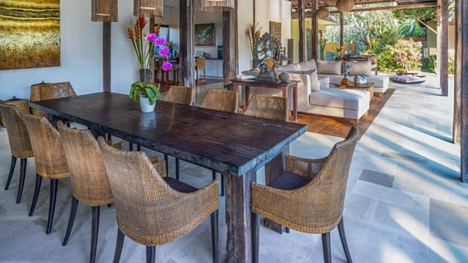 Villa Crystal Castle Dining area