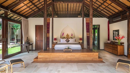 Villa Crystal Castle Bedroom 1