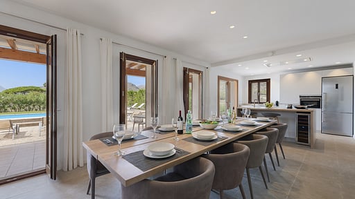 Villa Dalla Dining area