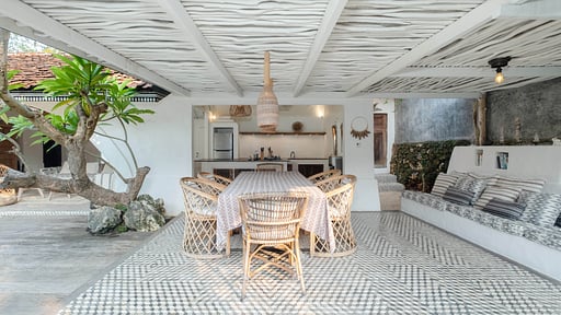 Villa Dedaun Dining area