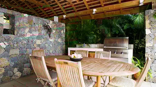 Villa Des Amis BBQ equipment