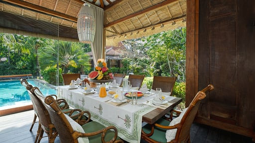 Villa Desa Roro Dining area
