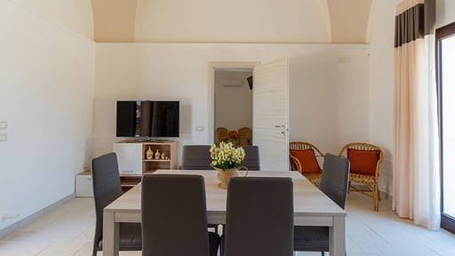 Villa di Aurora Dining area