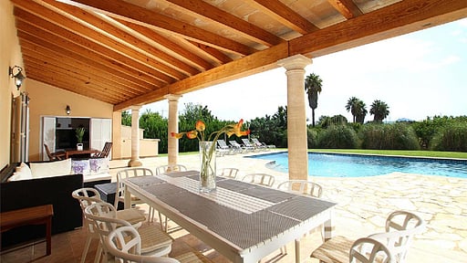 Villa Ecru Dining area