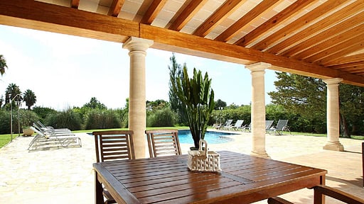 Villa Ecru Dining area