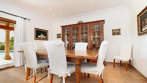Villa Ecru Dining area