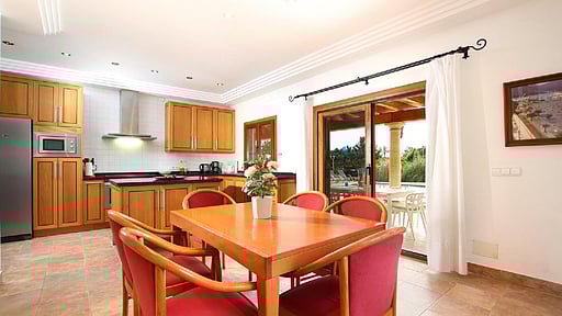 Villa Ecru Dining area