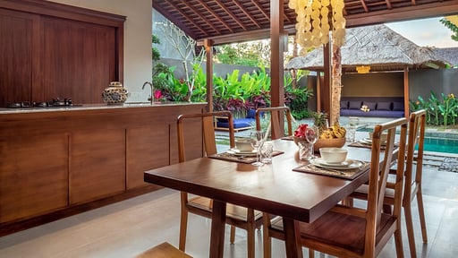 Villa Edelweiss Bumbak Dining area