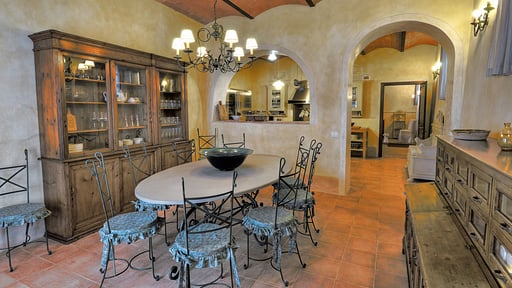Villa Ellerone Dining area 