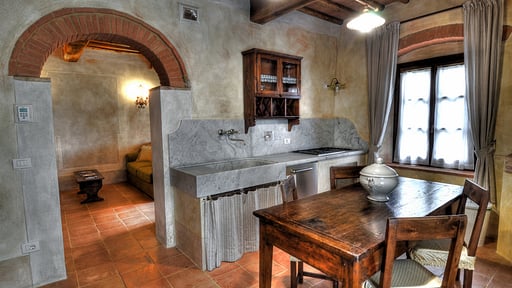 Villa Ellerone Dining area 