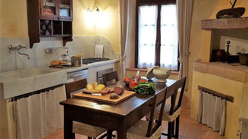 Villa Ellerone Dining area 
