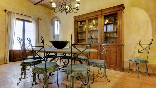 Villa Ellerone Dining area 