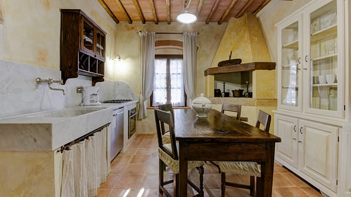 Villa Ellerone Dining area 
