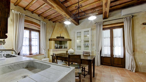 Villa Ellerone Dining area 