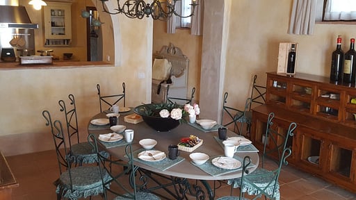 Villa Ellerone Dining area 