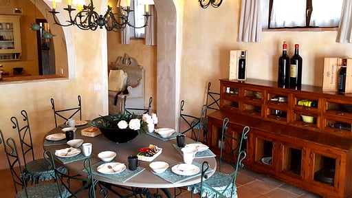 Villa Ellerone Dining area 