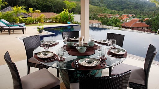 Villa Emerald Dining area