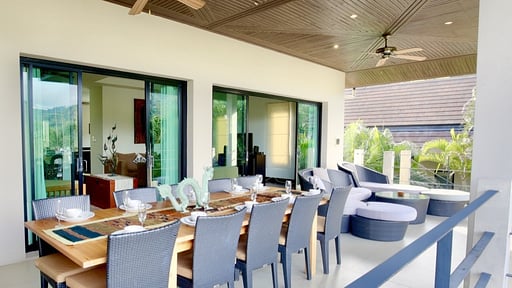 Villa Emerald Dining area